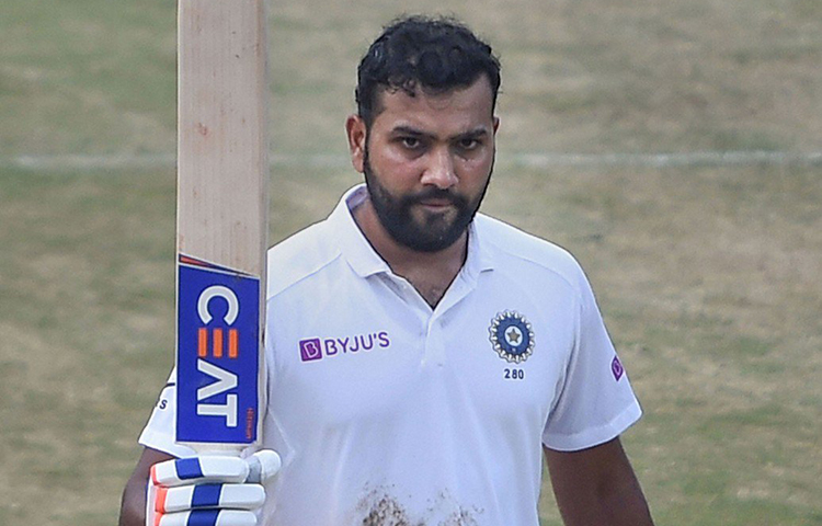 রোহিত শর্মা: দক্ষিণ আফ্রিকার বিরুদ্ধে বিশাখাপত্তনমে সিরিজের প্রথম টেস্টে টেস্টে ওপেনার হিসেবে প্রথম বার নেমেছিলেন হিটম্যান। স্বাভাবিক ভাবেই তার উপর ছিল ক্রিকেটমহলের নজর। ছিল মারাত্মক চাপও। কিন্তু সেই সব উড়িয়ে দিয়ে প্রথম ইনিংসে ১৭৬ করেন রোহিত।