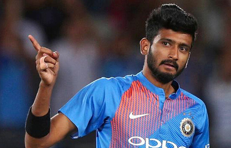 খলিল আহমেদ: বাঁ-হাতি পেসার তিনি। ভারতীয় দল সবসময়ই সংক্ষিপ্ততম ফরম্যাটে একজন বাঁ-হাতি পেসারকে খেলানোর পক্ষপাতী। ফলে, শার্দুল ঠাকুর নন, খলিলই সম্ভবত খেলবেন রবিবার। ২১ বছর বয়সি এখনও পর্যন্ত খেলেছেন ১১ টি-টোয়েন্টি। তবে তার ইকনমি রেট (৮.৭৭) চিন্তায় রাখছে দলকে।