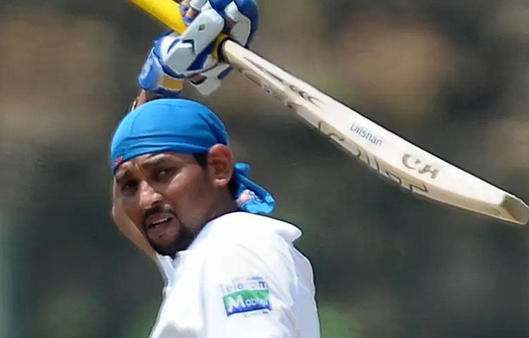 তিলকরত্নে দিলশান: দশ বছরের টেস্ট কেরিয়ারের বেশির ভাগ সময়টাই মিডল অর্ডারে খেলেছেন দিলশান। কিন্তু ধারাবাহিক পারফরম্যান্স করতে পারছিলেন না তিনি। ক্যারিয়ারের ৫৬তম টেস্টে গলে নিউজিল্যান্ডের বিরুদ্ধে ওপেন করেই প্রথম ইনিংসে ৭২ বলে ৯২ রান করেন তিনি। দ্বিতীয় ইনিংসে সেঞ্চুরি করেন।