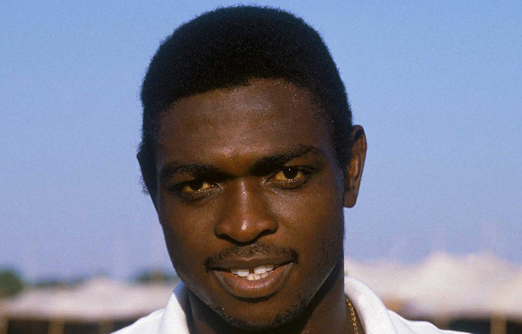 শুধু তার সঙ্গে দেখা করবেন বলে দীর্ঘদিন ধরে খুঁজছেন তাকে- এই কথা শোনার পরে প্যাটারসন কথা বলেছিলেন এক ভারতীয় সাংবাদিকের সঙ্গে। কার্যত ওই সাংবাদিকই প্যাটারসনকে খুঁজে বের করেছিলেন অন্ধকার থেকে।