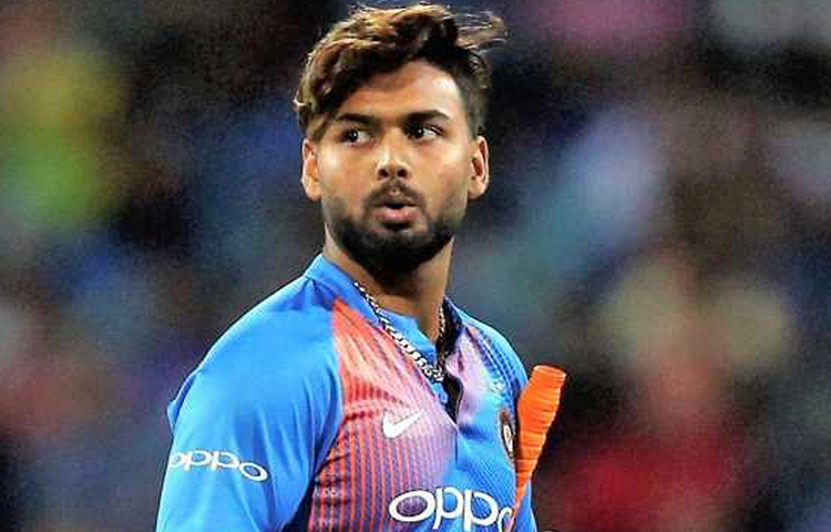 ওয়েস্ট ইন্ডিজে কয়েক মাস আগে দ্বিতীয় টি-টোয়েন্টিতে ৬৫ রানে অপরাজিত থেকে ম্যাচ জিতিয়েছিলেন দিল্লির উইকেটকিপার ব্যাটসম্যান। কিন্তু তার পর ওয়ানডে সিরিজে একের পর এক বাজে শটে আউট হন। দক্ষিণ আফ্রিকার বিরুদ্ধে টি-টোয়েন্টি সিরিজেও তা ঘটেছিল। তবে বয়স কম পান্থের। দ্রুত পরিণত হবেন, আশায় ক্রিকেটমহল।