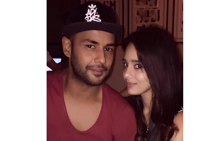 মায়ন্তি ল্যাঙ্গার: তিনি ভারতীয় দলের অলরাউন্ডার স্টুয়ার্ট বিনির স্ত্রী। এর আগে তার পরিচয় স্পোর্টস শো হোস্ট হিসেবে। ক্রিকেট থেকে ফুটবলে রয়েছে তার পরিচিতি। স্পোর্টস শো হোস্ট করায় তার জুড়ি মেলা ভার। ভারতের অন্যতম সেরা সঞ্চালিকা হিসেবেও তার খ্যাতি রয়েছে।