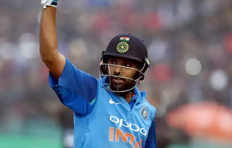 রোহিত শর্মা: হিটম্যান রয়েছেন দুরন্ত ছন্দে। সদ্য টেস্ট ওপেনার হিসেবে নিজেক প্রতিষ্ঠা করেছেন মুম্বাইকর। চার ইনিংসে করেছেন ৫২৯ রান। সেই ছন্দ বজায় রাখলে বাংলাদেশের বোলারদের রবিবার নয়াদিল্লিতে অসহায় দেখাতেই পারে। তবে বিশ্বকাপের পর কুড়ি ওভারের ফরম্যাটে খুব একটা দাপট দেখাতে পারেননি তিনি।