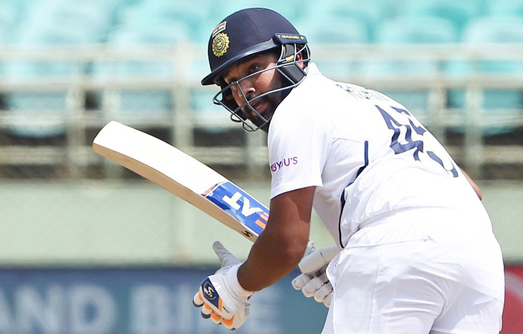 ওয়ানডে বা টি-টোয়েন্টিতে ওপেনার হিসেবে যে রোহিতকে গোটা দেশ চেনে, টেস্টে ওপেনার হিসেবে সেই রোহিতকেই যেন নতুন ভাবে আবিষ্কার করল ক্রিকেট বিশ্ব। মিডল অর্ডারে যে সাফল্য অধরা ছিল তার, ওপেনার হিসেবে সেটাই করে দেখালেন রোহিত।