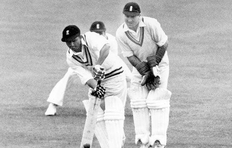 দ্বিতীয় ইনিংসে রে লিন্ডওয়ালের সামনে ভেঙে পড়ে ভারতীয় ব্যাটিং। একা প্রতিরোধ গড়ে তোলেন হাজারে। ১৪৫ রান করেন তিনি। তাকে কিছুটা সাহায্য করেন হেমু অধিকারী। ভারত ম্যাচ হারে ইনিংস ও ১৬ রানে।