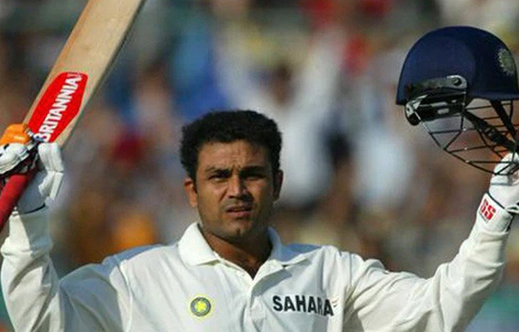 বীরেন্দ্র সেহবাগ: ঘরোয়া ক্রিকেটের পুরোটাই মিডল অর্ডার ব্যাটসম্যান হিসেবে খেলেছেন। আন্তর্জাতিক ক্রিকেটেও মিডল অর্ডারে শুরু করেছিলেন। কিন্তু সহবাগের ব্যাট থেকে তেমন রান আসছিল না। সৌরভ তখন জাতীয় দলের অধিনায়ক। ভারতের টপ অর্ডারও তখন বেশ নড়বড়ে। ভিড়ে মিডল অর্ডারে।