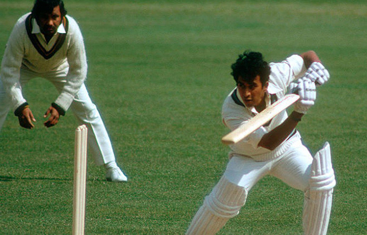 সুনীল গাভাস্কার: তিনবার টেস্টের দুই ইনিংসে সেঞ্চুরির রেকর্ড রয়েছে সুনীল গাভাস্কারের। যার মধ্যে দু’বার ওয়েস্ট ইন্ডিজের বিরুদ্ধে। ১৯৭১ সালে পোর্ট অব স্পেনে তার ১২৪ রানের সৌজন্যে ভারত করে ৩৬০ রান। দ্বিতীয় ইনিংসে ডাবল সেঞ্চুরি করেন ভারতের সর্বকালের অন্যতম সেরা ওপেনার। কোনও মতে ম্যাচ ড্র করে ওয়েস্ট ইন্ডিজ।