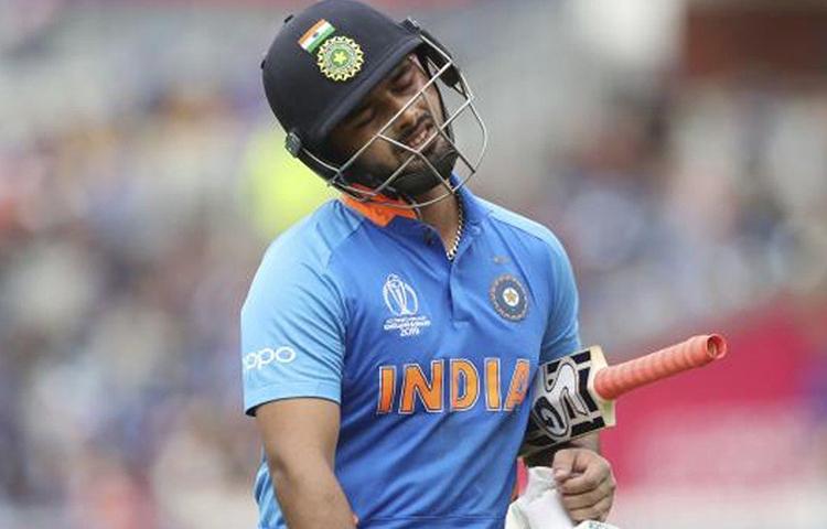 ঋষভ পান্থকে চিহ্নিত করা হচ্ছে মহেন্দ্র সিংহ ধোনির উত্তরসূরি হিসেবে। তার প্রতিভা নিয়ে কারো সংশয় নেই। সমস্যা রয়েছে তার শট নির্বাচনে, চাপের মুখে উল্টোপাল্টা শট খেলে উইকেট বিপক্ষকে উপহার দিয়ে আসায়। তবে জাতীয় নির্বাচকরা থেকে শুরু করে টিম ম্যানেজমেন্ট, সবাই আস্থা রেখেছেন তার উপরে।