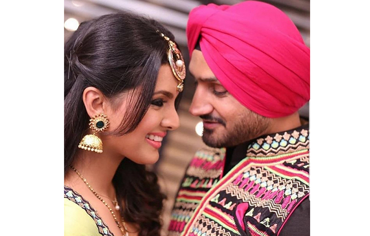 গীতা বসরা : ভারতীয় দলের সর্বকালের অন্যতম সেরা অফস্পিনার হরভজন সিং। বিশ্বকাপজয়ী এই ক্রিকেটারের সঙ্গেই বছর দুয়েক আগে সাতপাকে বাঁধা পড়েছেন গীতা। মডেল হিসেবে ক্যারিয়ার শুরু করা গীতা বলিউডে বেশ কয়েকটি ছবিও করেছেন। গীতার স্টাইল ও সৌন্দর্য আলাদা করে নজর কেড়ে নেয়।