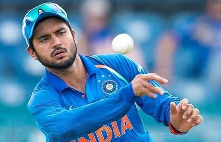 মণীশ পাণ্ডে দীর্ঘদিন ধরে জাতীয় দলে আসছেন আর বাদ পড়েছেন। এখনো নিজের জায়গা পাকা করতে পারেননি তিনি। তা সে একদিনের ফরম্যাটেই হোক বা টি-টোয়েন্টি ফরম্যাট। বয়স এখনই ৩০। সময় দ্রুত কমে আসছে মণীশের। অথচ, অস্ট্রেলিয়ায় গিয়ে ওয়ানডে ক্রিকেটে ম্যাচ জেতানো সেঞ্চুরি রয়েছে তার।