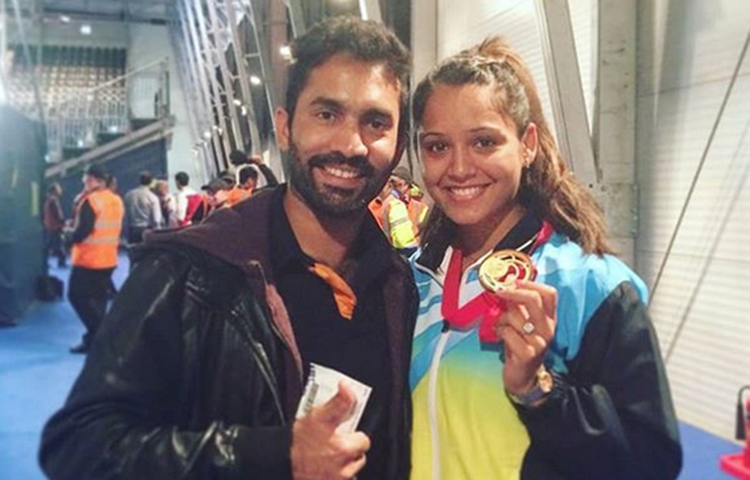 দীপিকা পাল্লিকল: দেশের অন্যতম সেরা স্কোয়াশ খেলোয়াড় দীপিকা। কমনওয়েলথের সোনা জয়ী মেয়েই বছর চারেক আগে বিয়ে করেন ভারতীয় দলের উইকেটকিপার-ব্যাটসম্যান দীনেশ কার্ত্তিককে। দীপিকা নিঃসন্দেহে দেশের অন্যতম সেরা সুন্দরী খেলোয়াড়দের একজন।