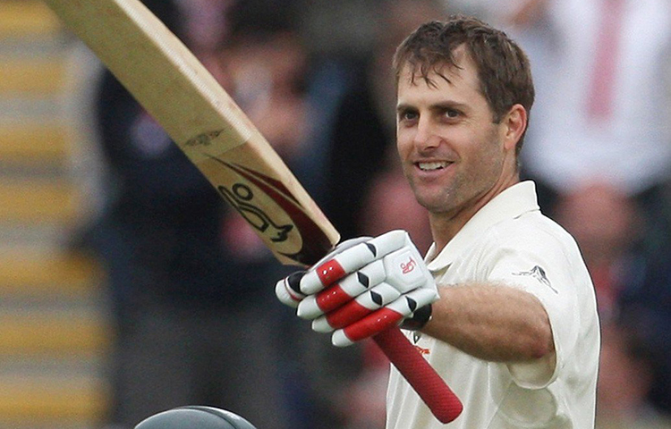 সাইমন কাটিচ: ২০০১ সালে মিডল অর্ডার ব্যাটসম্যান হিসেবে হেডিংলে-তে টেস্টে আত্মপ্রকাশ করেন। কিন্তু তেমন একটা সাফল্য না পাওয়ায় দল থেকে বাদ পড়তে হয়। কিন্তু ঘরোয়া ক্রিকেটে দুর্দান্ত পারফরম্যান্সের জন্য ফের জাতীয় দলে ডাক পান।