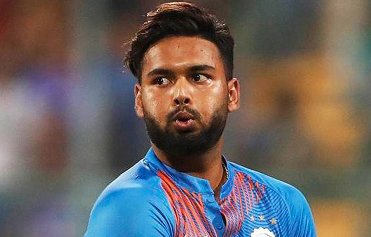 ঋষভ পান্থ: বিশ্বকাপে তাকে চার নম্বরেই খেলানো হয়েছিল। কিন্তু নিজেকে এখনো প্রমাণ করতে পারেননি তিনি। ঋষভের সমস্যা হল শট বাছাই। উইকেট ছুড়ে দিয়ে আসার প্রবণতা রয়েছে তার। ধারাবাহিকও নন। তাকে আরও দায়িত্বশীল ভূমিকায় দেখতে চাইছে দল। না হলে কিন্তু সঞ্জু স্যামসন অপেক্ষায় রয়েছেন।