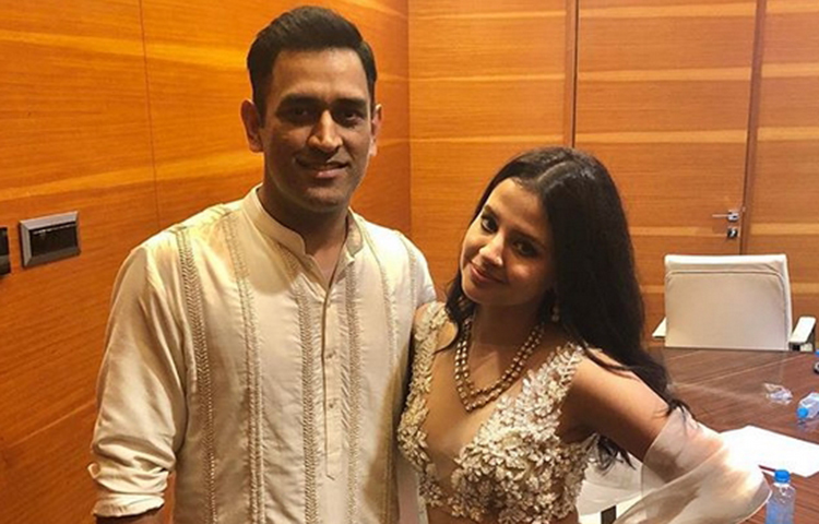 সাক্ষী ধোনি : ভারতীয় দলের প্রাক্তন ক্যাপ্টেন মহেন্দ্র সিং ধোনির স্ত্রী সাক্ষী। আইপিএল-এর গ্যালারি হোক বা বিদেশ সফর। সাক্ষীর উপস্থিতি বরাবরই আলাদা নজর কেড়ে নিয়েছে। আর সেখানে নিত্যনতুন স্টাইল আর ড্রেসেই নিজেকে সাজান সাক্ষী। ধোনির ইনস্টাগ্রাম অ্যাকাউন্টটিও মাতিয়ে রাখেন তিনি।