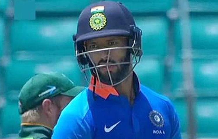 শিবম দুবে: হার্দিক পান্ডে এখনও চোট সারিয়ে সেরে উঠতে পারেননি। এই অবস্থায় মারকুটে অলরাউন্ডার হিসেবে অভিষেক হতে চলেছে শিবম দুবের। ২৬ বছর বয়সি শিবম হার্ডহিটার। জোরে শট মারার ক্ষমতার জন্য নজরে পড়েছেন তিনি। বাঁ-হাতি ব্যাটসম্যান হলেও শিবম বল করেন ডান হাতে।