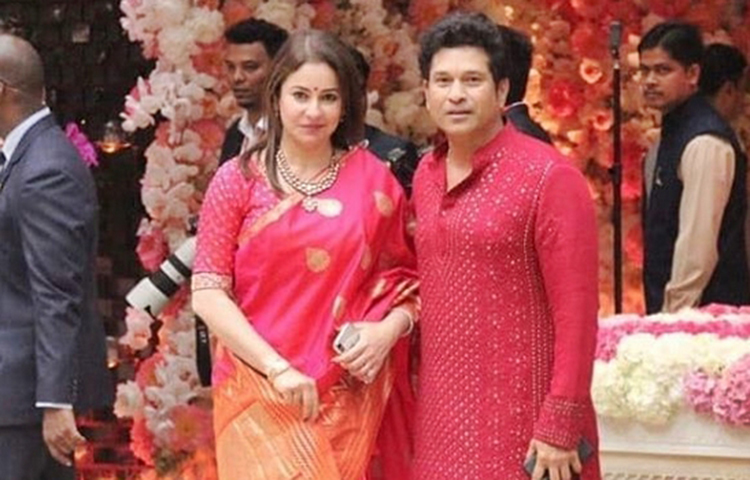 অঞ্জলি টেন্ডুলকার: ‘ক্রিকেট ঈশ্বর’ শচীন টেন্ডুলকারের স্ত্রী অঞ্জলি। পেশায় চিকিৎসক অঞ্জলি। এয়ারপোর্টে প্রথম সাক্ষাতের পর শচীন-অঞ্জলির ২৪ বছরের পার্টনারশিপ। আজও দুজন একইভাবে লাইমলাইট কেড়ে নিতে পারেন।