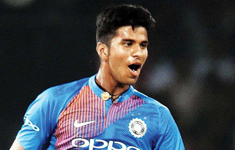 ওয়াশিংটন সুন্দর: পাওয়ারপ্লে-র ছয় ওভারের মধ্যে বল করতে পারেন ২০ বছর বয়সি। এখনও পর্যন্ত ১২টি টি- টোয়েন্টিতে চেন্নাইয়ের অফস্পিনার নিয়েছেন ১২ উইকেট। ইকনমি রেট ৬.২৩, যা এই ফর্ম্যাটে বেশ ভালো। লোয়ার অর্ডারে ব্যাটও করতে পারেন। অলরাউন্ডারই ধরা যায় ওয়াশিংটনকে। ফলে তাকে দলে রাখলে বাড়বে ব্যাটিং গভীরতা।