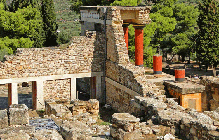 মিনোয়ান সভ্যতার উল্লেখযোগ্য বৈশিষ্ট্য হল এর পাঁচতলা বাড়ির সমান উচ্চতার প্রাসাদ। সেই যুগে পানীয় জলের উন্নত ব্যবস্থাও ইতিহাসবিদদের নজর কেড়েছে।