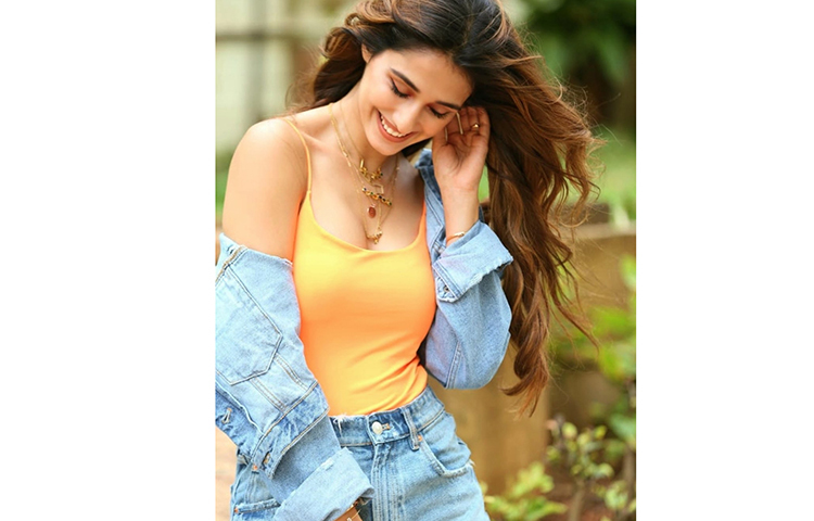 খোলাচুলে উচ্ছল দিশা পাটনি।