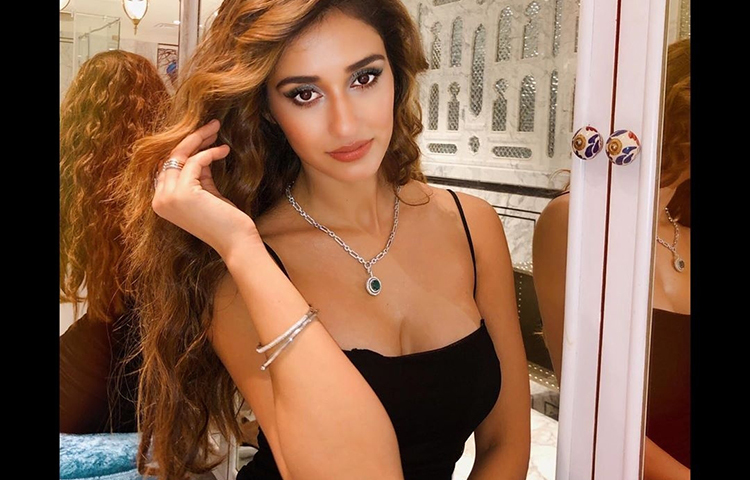 কালোয় মুগ্ধ করছেন দিশা।