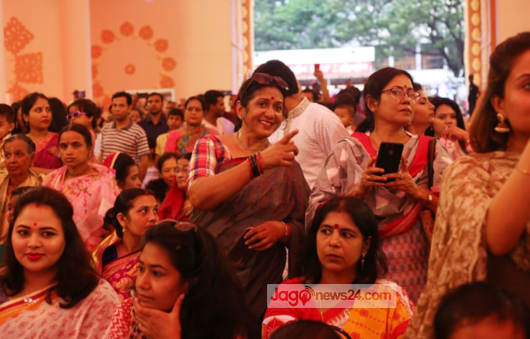 পূজার আনন্দে উৎসবমুখর পরিবেশ। ছবি: মাহবুব আলম