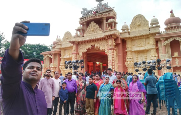 দৃষ্টিনন্দন করে সাজানো হয়ে পূজা মণ্ডপ এলাকা। ছবি: মাহবুব আলম