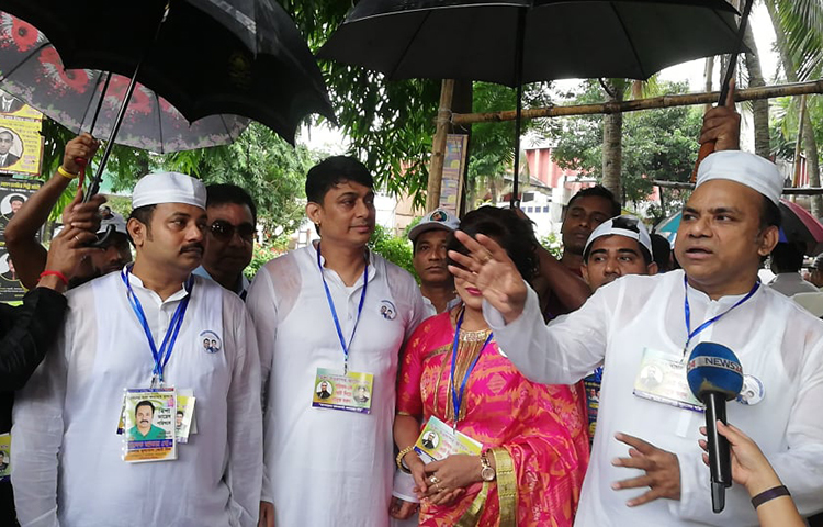 গণমাধ্যমের সাথে কথা বললেন অভিনেতা মিশা সওদাগর। ছবি: জাগো নিউজ