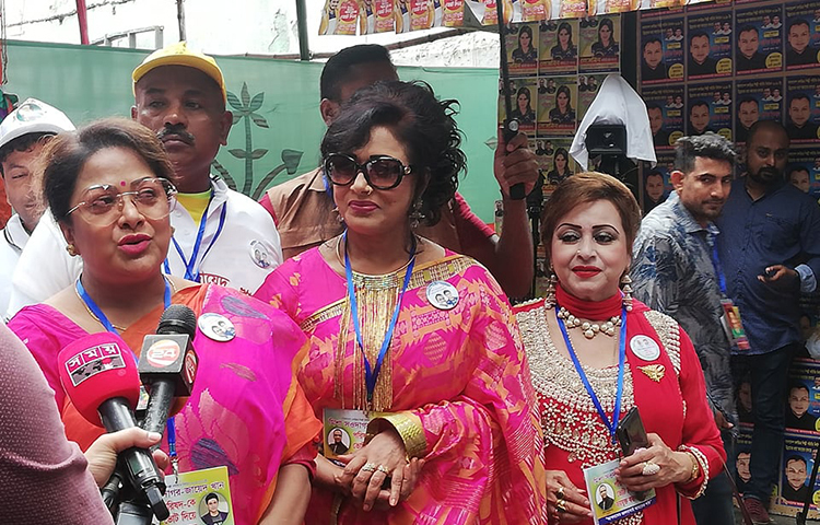 ভোট দিতে এসেছেন চলচ্চিত্র শিল্পীরা। ছবি: জাগো নিউজ