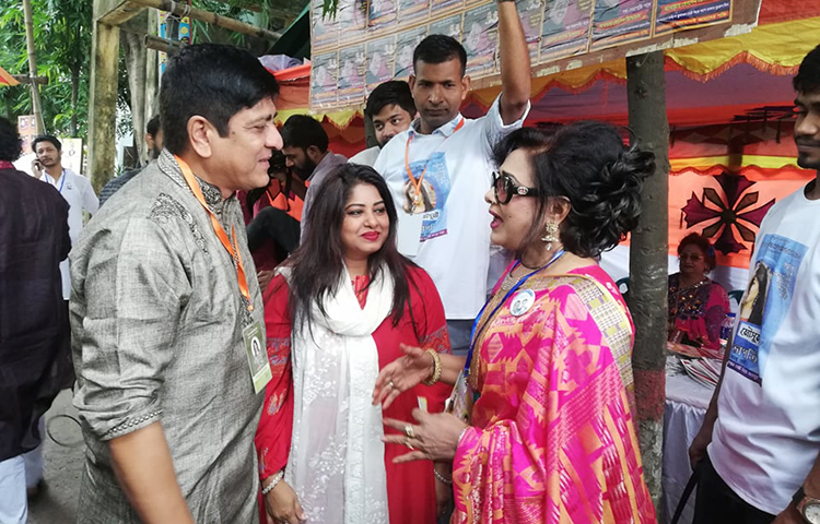 সকাল থেকে বৃষ্টি কারণে ভোটারদের তেমন উপস্থিতি দেখা যাচ্ছে না। নেই উৎসবের আমেজও। কেবল বিভিন্ন পদের প্রার্থী ও তাদের সমর্থকদের ভিড় চোখে পড়ছে এফডিসিতে। ছবি: জাগো নিউজ