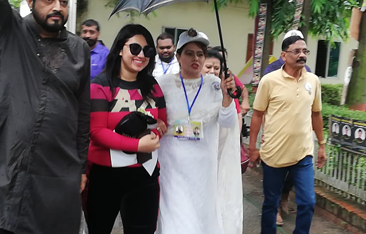 নির্বাচনে ভোট দিতে এসেছেন অপু বিশ্বাস। ছবি: জাগো নিউজ