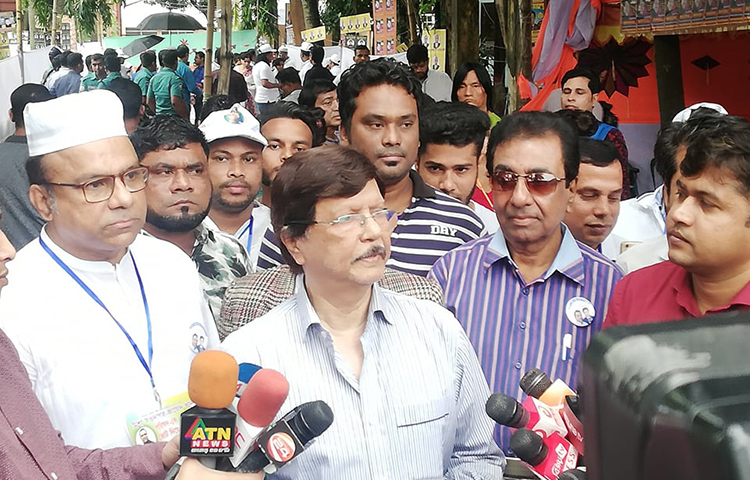 সংবাদকর্মীদের সাথে কথা বলছেন সোহেল রানা। ছবি: জাগো নিউজ