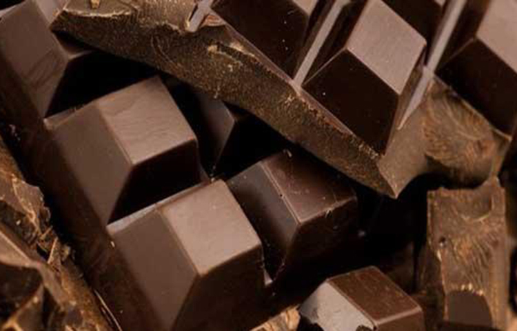 ডার্ক চকলেট: প্রচুর পরিমাণে কোকোয়া দেয়া ডার্ক চকলেটে রয়েছে ফাইবার, আয়রন, ম্যাগনেসিয়াম, কপার ও ম্যাঙ্গানিজ। উচ্চ রক্তচাপ কমানোর পাশাপাশি এটি রক্ত চলাচলেও সহায়তা করে। সেই সাথে হার্টের রোগ সারাতেও সাহায্য করে ডার্ক চকলেট।