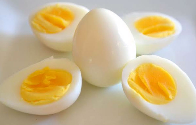 দিনে মাত্র একটি ডিম খাওয়া অভ্যাস করলে শরীরে আয়রনের ঘাটতি বা রক্তাল্পতার সমস্যা থেকে দূরে থাকা যাবে সহজেই। তাই ডিমের মতো সহজলভ্য, পুষ্টিকর খাবার রাখুন প্রতিদিনের খাদ্যতালিকায়।