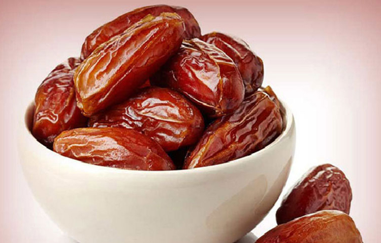 খেজুরের পুষ্টিগুণ অতুলনীয়। খেজুরে রয়েছে ভরপুর আয়রন। তাই রক্তাস্বল্পতার সমস্যা দূর করতে নিয়মিত খাদ্যতালিকায় খেজুর রাখতে পারেন। উপকার পাবেন।