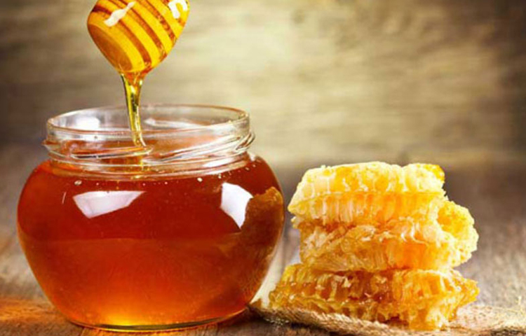 মধু একটি উচ্চ ওষধিগুণসম্পন্ন ভেষজ তরল। এই মধু রক্তাল্পতার সমস্যা দূর করতে অত্যন্ত কার্যকরী। চিনির পরিবর্তে নানা খাবারে মধু যোগ করতে পারেন। এতে চিনির ক্ষতিকর প্রভাব থেকেও বাঁচা যাবে, এর সঙ্গেই রক্তাস্বল্পতার সমস্যাও দূর হবে।