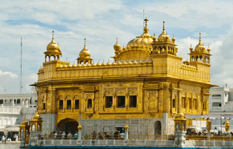 ভারত: সোনার দাম বাড়লেও ২০১৮ সালের তুলনায় ২০১৯ সালে ব্যাংকে অনেক বেশি সোনা সঞ্চয় করেছে ভারত। ২০১৮ সালে সঞ্চিত সোনার পরিমাণ ছিল ৫৬০.৩ টন, ২০১৯ সালে সমীক্ষার রিপোর্ট জানাচ্ছে, সোনার পরিমাণ বর্তমানে ৬১৮.২ টন। সোনা সঞ্চয়ের নিরিখে ভারত বিশ্বের নবম দেশ।