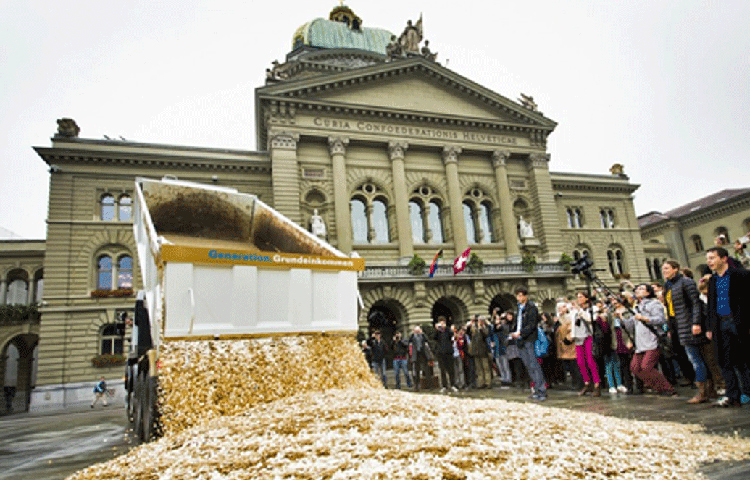সুইজারল্যান্ড: সঞ্চিত সোনার নিরিখে বিশ্বের সপ্তম দেশ সুইজারল্যান্ড। দ্বিতীয় বিশ্বযুদ্ধের সময়ই ইউরোপের সোনা ব্যবসার কেন্দ্রবিন্দুতে পরিণত হয় এই দেশ। বর্তমানে সঞ্চিত সোনার পরিমাণ ১০৪০ টন। যার বেশিরভাগই হংকং এবং চীনে সরবরাহ করা হয়।