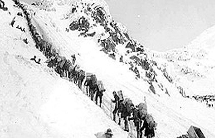 জীবনের ঝুঁকি নিয়ে দক্ষিণ-পূর্ব আলাক্সার চিলকুটের মধ্যে দিয়ে বরফে ঘেরা অনেকটা রাস্তা পাড়ি দিয়ে তাঁরা পৌঁছন ডসন শহরে। ১৮৯৬ সালের আগে পর্যন্ত এই শহরের জনসংখ্যা ছিল ৫০০। ১৮৯৬ থেকে ১৮৯৯ সালের মধ্যে সেই সংখ্যাটা গিয়ে দাঁড়ায় ৩০ হাজার। অস্থায়ী বাড়ি বানিয়ে তারা বসবাস করতে শুরু করেন এই দুর্গম শহরে।