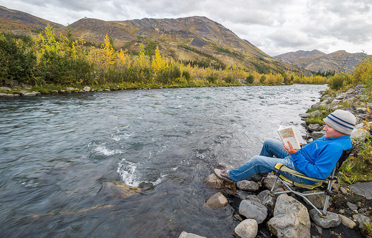 এই নদীতে খনন শুরু করেন অনেকে। সেখানে নদীর পাড়ে বরফ হয়ে যাওয়া বালি তুলে, বরফ গলিয়ে সোনা উদ্ধার করা হয়। এখানে সোনা উত্তোলনে কোনো আইনি বাধা নিষেধ নেই। চাইলে যে কোনো ব্যক্তি সোনা খুঁজতে পারেন।
