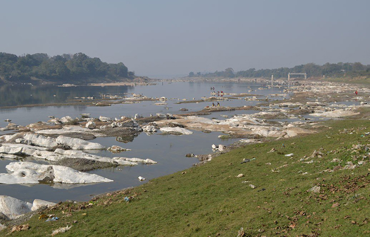ভারতের ঝাড়খণ্ডের সুবর্ণরেখা নদী: এই নদীর নামের মধ্যেই সোনা লুকিয়ে রয়েছে। এই নদী দিয়ে নাকি পানির সঙ্গে সোনাও বয়ে চলে। এমনটাই কথিত রয়েছে।