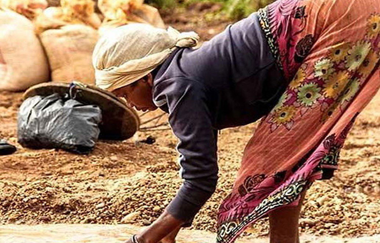 সুবর্ণরেখা নদীর উৎপত্তি রাঁচীর পিসকা গ্রাম থেকে। শোনা যায়, এক সময় নাকি এই পিসকা গ্রামে সোনার খনি ছিল। সেই জন্যই এই নদীর নাম সুবর্ণরেখা। আর সেই খনি থেকেই সোনা নদীতে মিশে যায়।