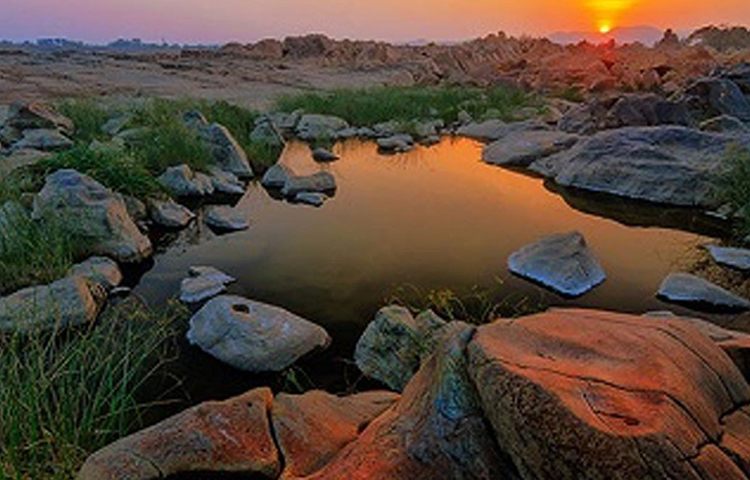বর্ষার পর সুবর্ণরেখায় জল কমে গেলে তীরে নাকি সোনার টুকরো পড়ে থাকে। আজও দেখা যায় স্থানীয় মানুষেরা বালি থেকে সোনা খুঁজছেন।