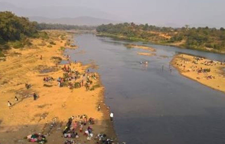 এই নদীতেও নাকি সোনা পাওয়া যায়। সুবর্ণরেখা নদীর সঙ্গে যোগসূত্রের কারণে এই খারকাইয়েও সোনা ভেসে আসে। এখানেও স্থানীয় মানুষদের সোনার সন্ধান করতে দেখা যায়। তাঁদের মতে, সারা দিন খোঁজার পর চালের থেকেও ছোট আকারের সোনার টুকরো মেলে।