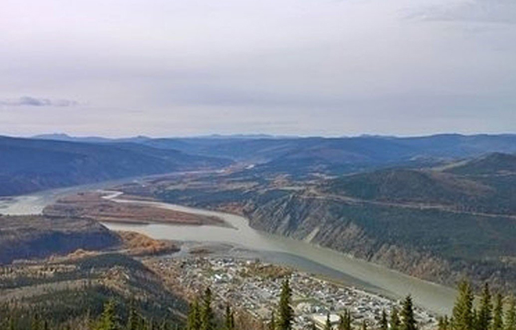 ক্লনডাইক নদী: কানাডার ডসন শহরের ইওকন নদীর উপনদী হল ক্লনডাইক। ওজিলভিয়ে পর্বত থেকে সৃষ্টি হয়েছে নদীটি। এই নদীর আশেপাশে সোনা খুঁজে পেতে পারেন আপনিও।