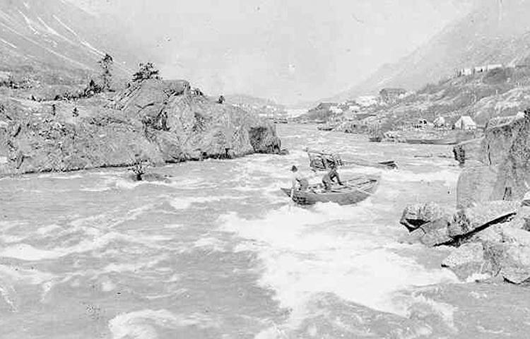 লক্ষাধিক খনিজ সন্ধানকারী বেরিয়ে পড়েন ক্লনডাইকের উদ্দেশে। জানা যায়, তাদের অনেকে সোনা উত্তোলন করে প্রচুর ধনী হয়ে গিয়েছিলেন। আবার অনেকে কিছুই করে উঠতে পারেননি।