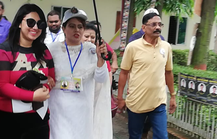 হাস্যোজ্জ্বল অপু বিশ্বাস। ছবি: জাগো নিউজ