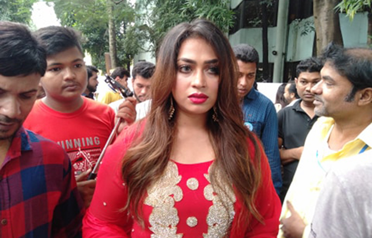 পপি ভোট দিতে এলে তাকে ঘিরে ধরেন তার অনুরাগীরা। ছবি: জাগো নিউজ