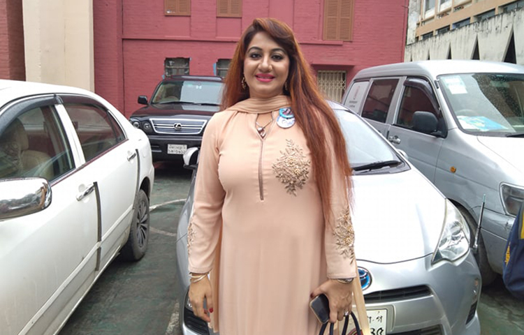 ভোট দিতে এসে অনেক আনন্দিত নায়িকা শিল্পী। ছবি: জাগো নিউজ