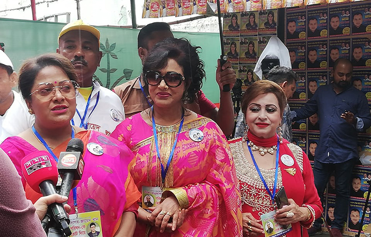 অরুণা বিশ্বাস, রোজিনা এসেছিলেন ভোট দিতে। ছবি: জাগো নিউজ