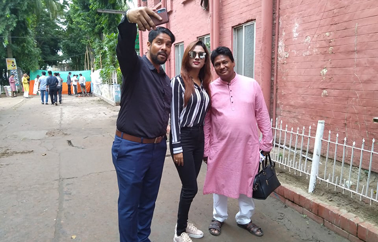 ভোট দিতে এসে সেলফি শিকারীদের কাছে ধরা পড়েন ববি!